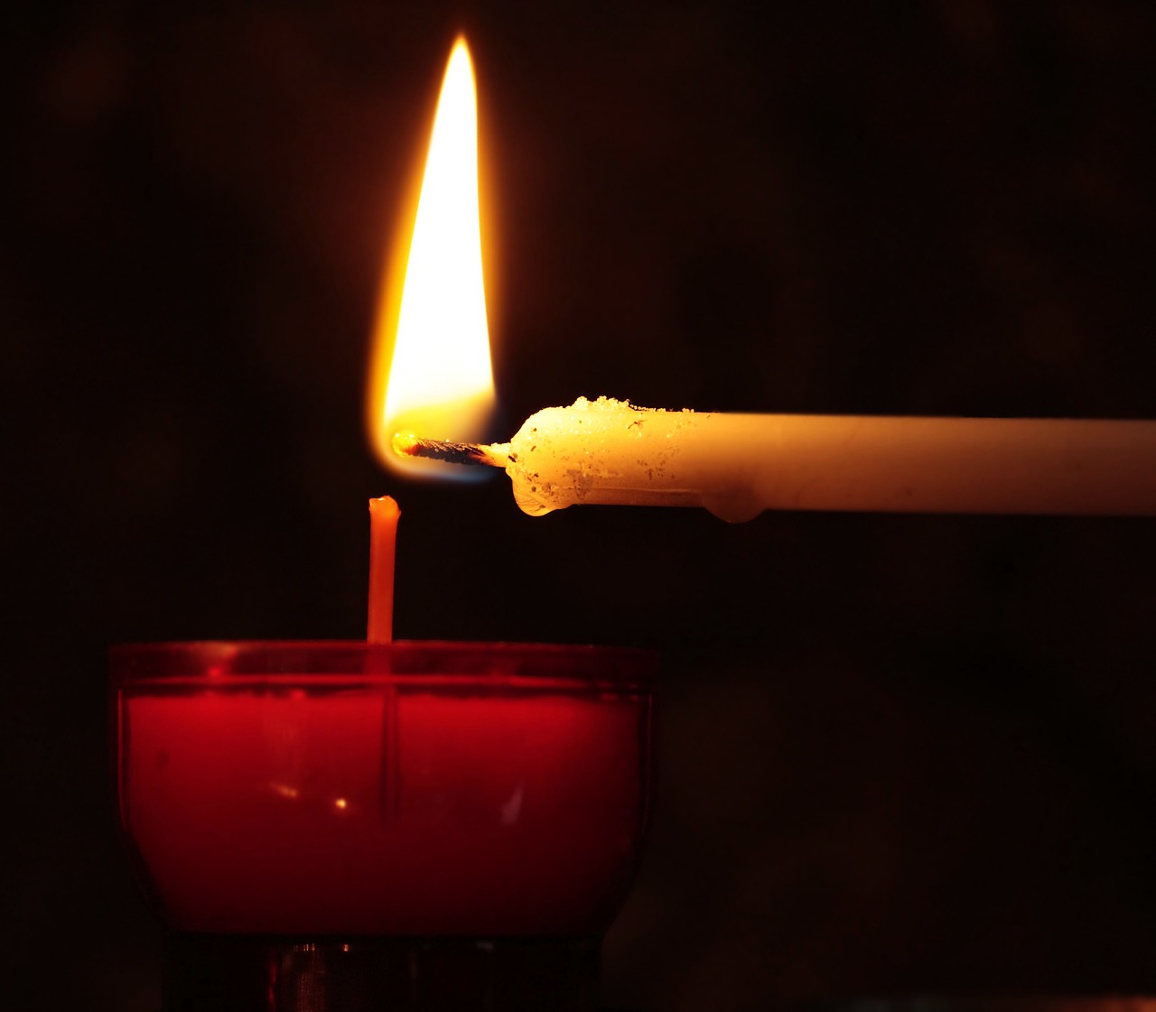 candle, tea light, hand-2738529.jpg